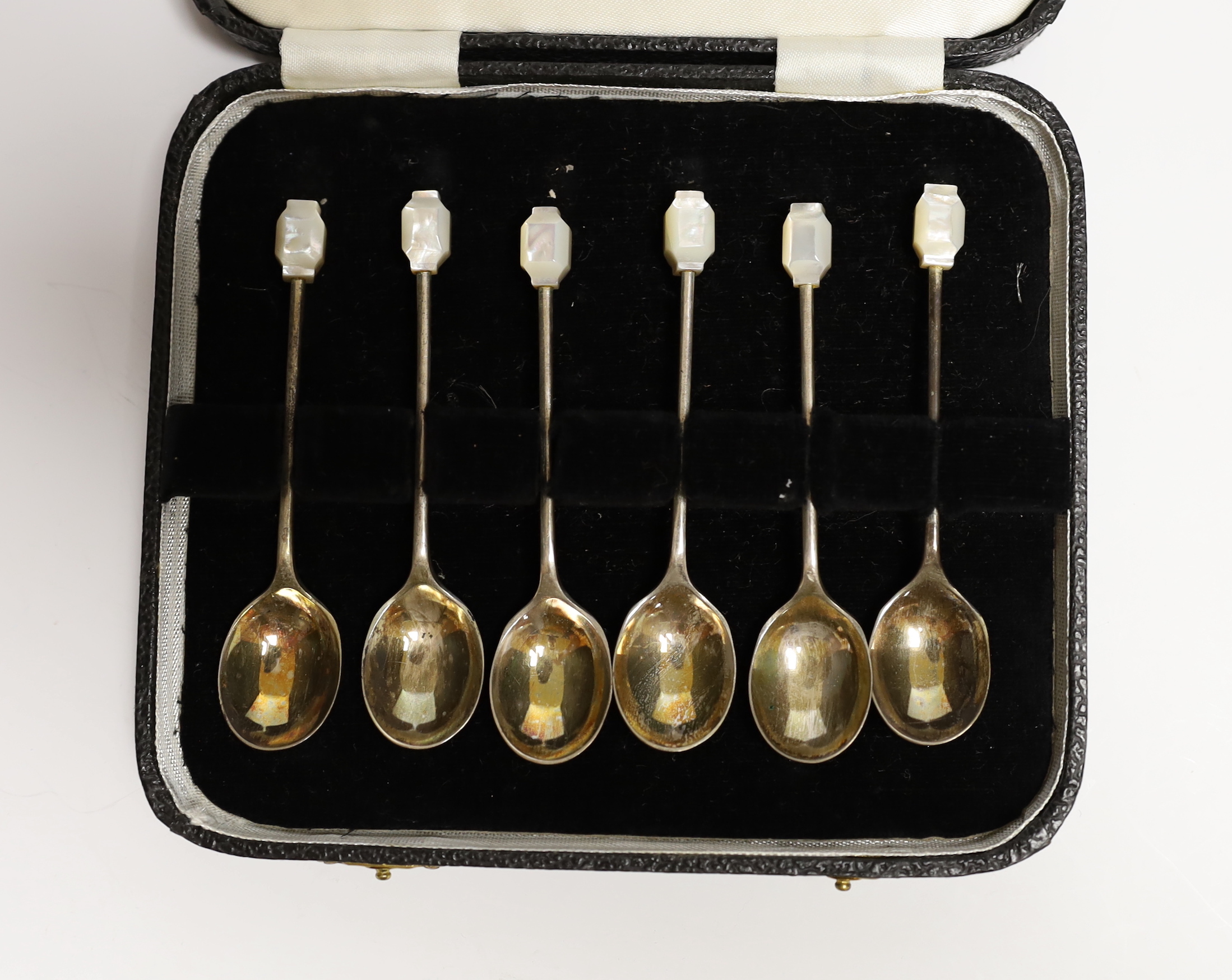Sundry small silver including a modern planished caddy spoon by Bruce Stevenson, 86mm, one other small caddy spoon, maker C.A.P., a cased set of six silver coffee spoons and four other items including fruit knives.